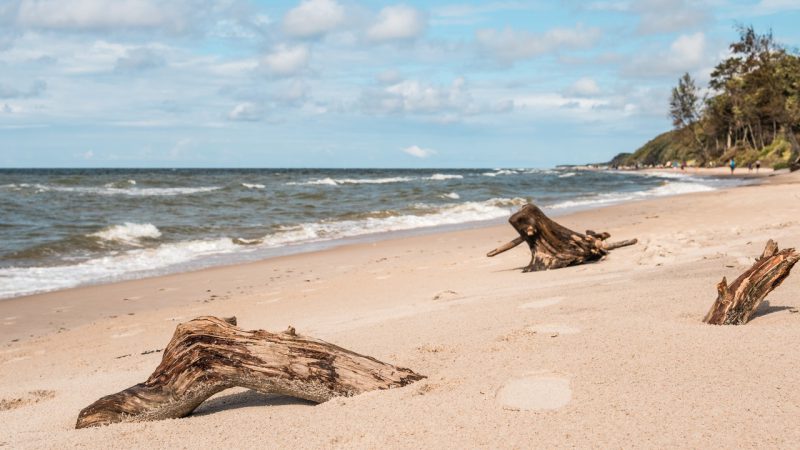 Nocowanie Ustka – widok na nadbałtycką plażę